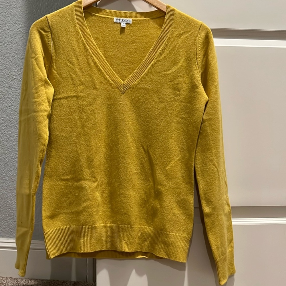 Style mint yellow gold cashmere sweater, size S, great condition